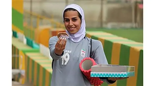  شیرینی‌خوران عروس خانم در اردوی تیم ملی فوتبال + عکس