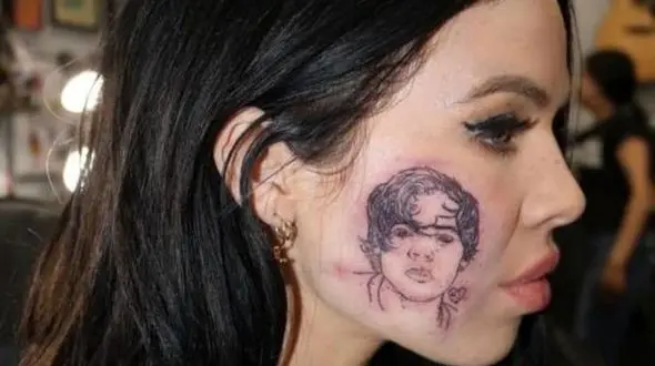 خالکوبی عجیب یک خواننده جوان روی صورتش+عکس