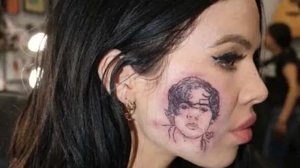 خالکوبی عجیب یک خواننده جوان روی صورتش+عکس