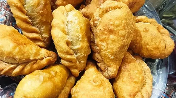 طرز تهیه قطاب خرمایی در فر؛ نرم، لطیف و بدون سرخ‌ کردن
