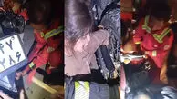 فیلم لحظه نجات معجزه‌آسای دختربچه از میان چرخ های موتور / آتش‌نشانان دست کودک را سالم بیرون آوردند