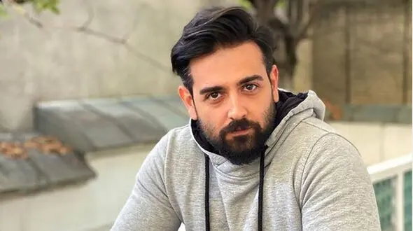 تیپ جدید آقای بازیگر با ریش بلند و شلوارک