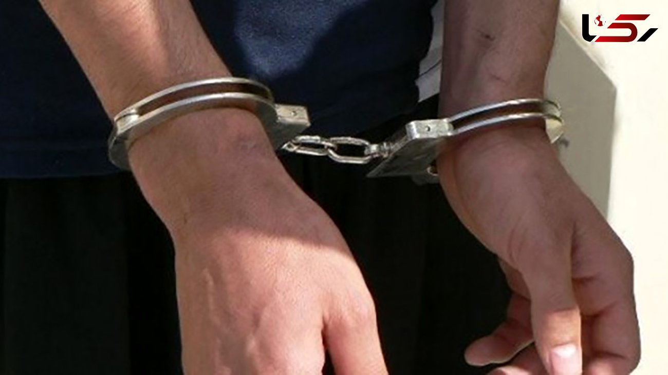 دستبند پلیس روی دستان مردی در لباس پلیس
