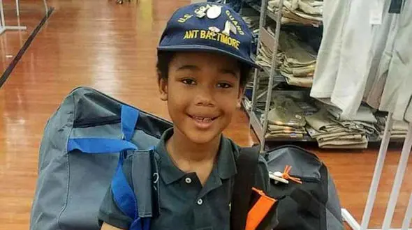 پسر 8 ساله به جانبازان نیازمند  کمک می کند + عکس / امریکا