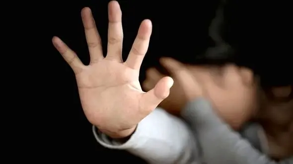 پای بساط نامادری ام با هم آینده را دود می کردیم