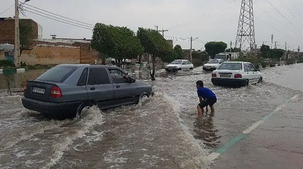 جمع آوری آبهای سطحی با سطل! / در عصر تکنولوژی از شهرداری بعید بود