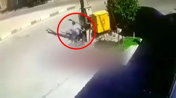 فیلم لحظه تصادف شدید موتور با تیر چراغ برق در قم 