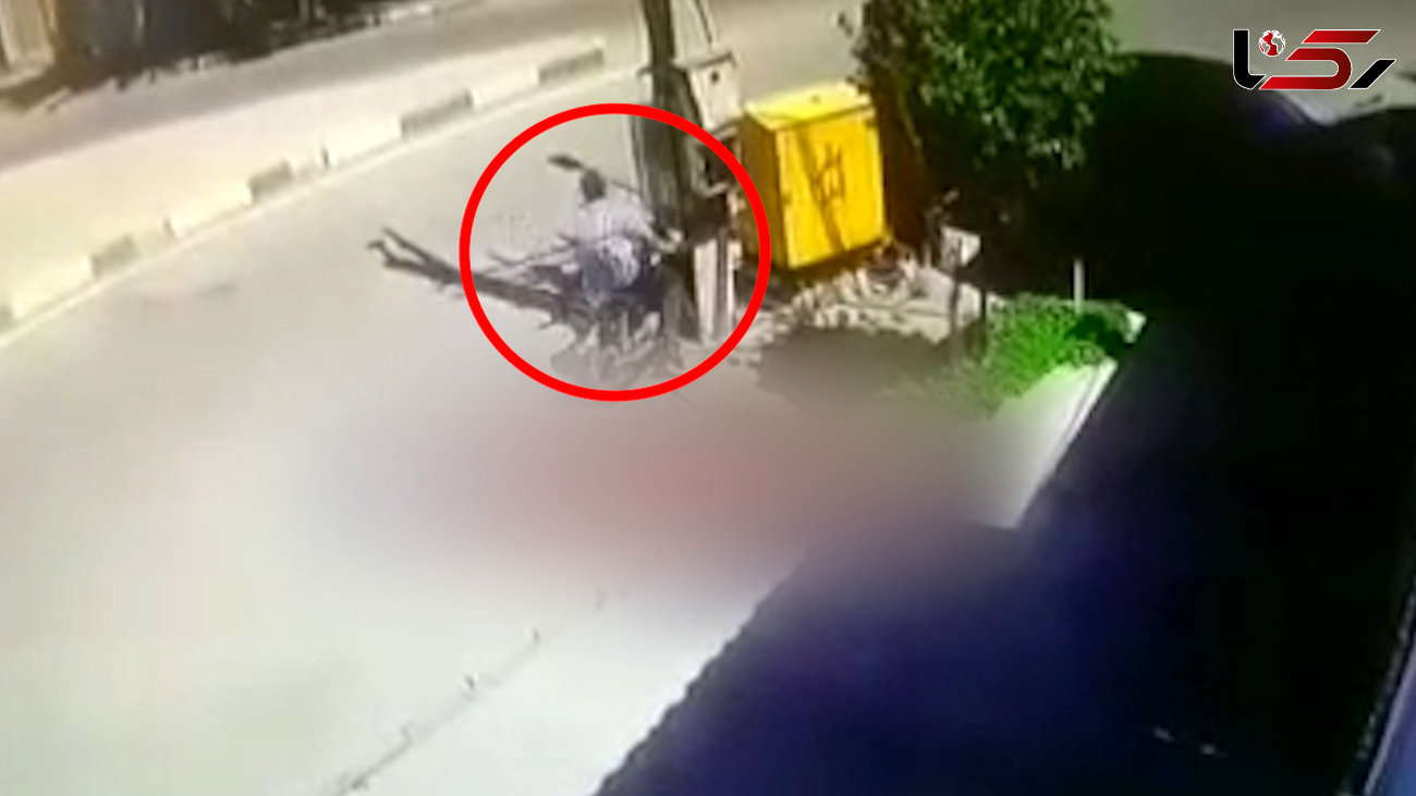 فیلم لحظه تصادف شدید موتور با تیر چراغ برق در قم 
