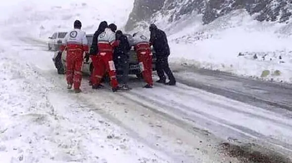امداد رسانی به سرنشینان ۳۲ خودرو گرفتار در کولاک خراسان رضوی