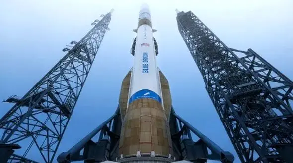 غول فضایی از انبار بیرون آمد: موشک 100 متری آماده پرتاب