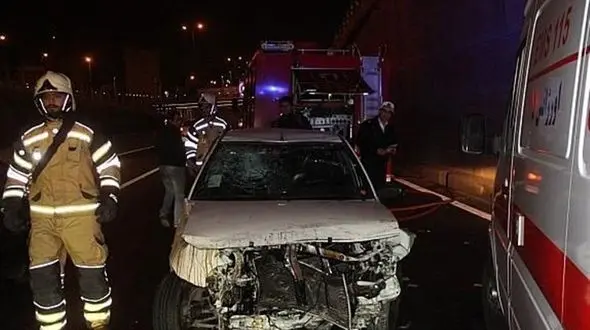  حبس ۲ مرد در پراید بعد از برخورد شدید با دیواره بزرگراه امام علی (ع) + عکس