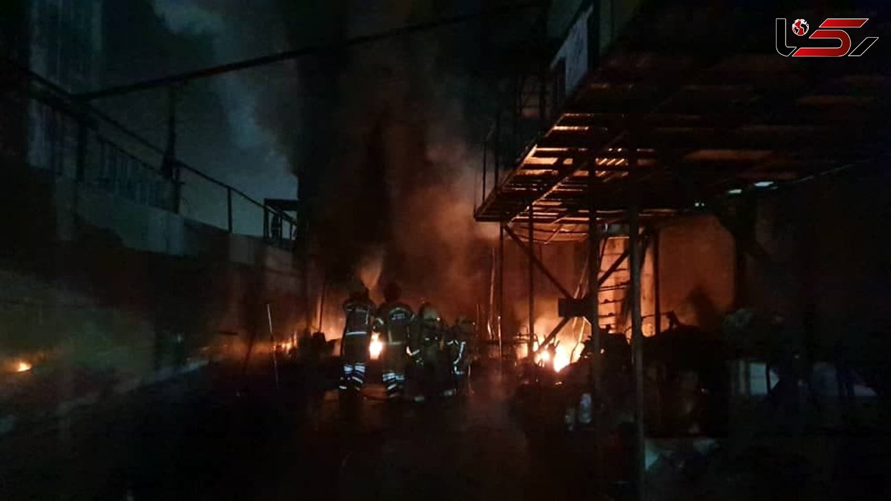 آتش سوزی گسترده در سوله نگهداری خودروهای آفرود در بزرگراه آزادگان + عکس