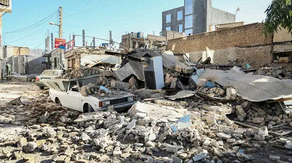 تخریب کامل تنها بیمارستان سرپل ذهاب/ گرفتار شدن کادر پزشکی زیر آوار