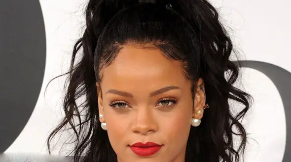 ریحانا در حال ترک هند در فرودگاه با استایل شیک دیده می شود