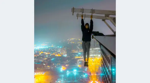 بازی با مرگ جوان خام برای کسب شهرت ! +تصاویر