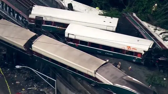 وحشتناک ترین حادثه  قطار مسافربری در نزدیکی بزرگراه + فیلم و عکس های تکاندهنده