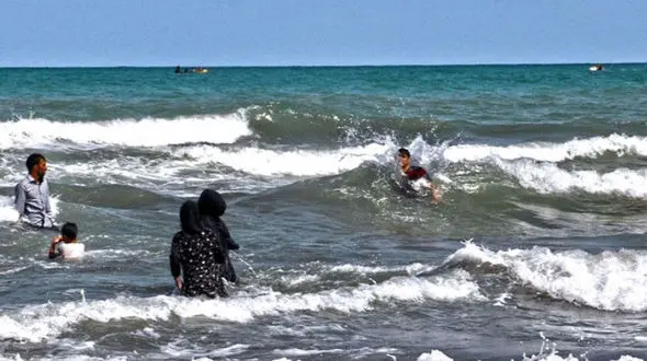 شنا کردن در دریای خزر ممنوع شد/هوا توفانیست