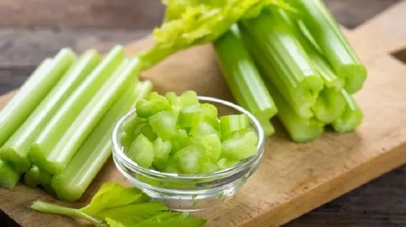 چه افرادی نباید سبزی پر خاصیت کرفس بخورند؟