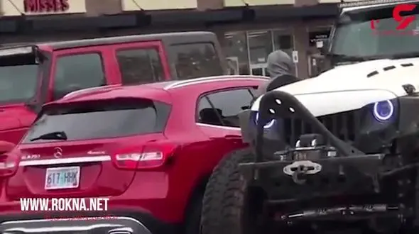 انتقام دو جوان از راننده ای که خودرواش را بد پارک کرده بود+فیلم