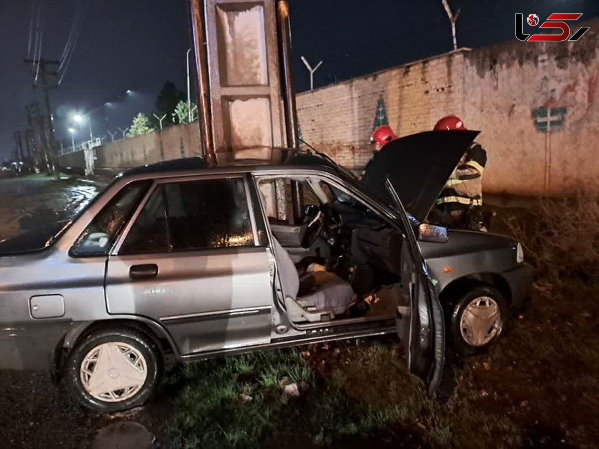 برخورد خودرو سواری پراید با تیر برق در جاده قدیم رشت  