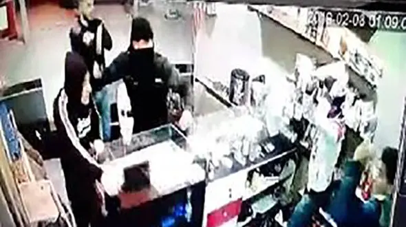 توضیحات پلیس اراک در خصوص کلیپ پخش شده حمله اراذل و اوباش به فروشنده های یک مغازه+تصویر