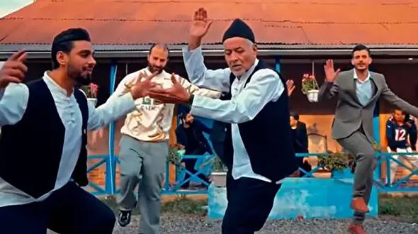 فیلم اجرای آهنگ کوچه بازاری صادق بوقی / برای کارگران یک رستوران !