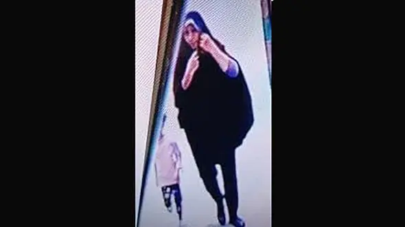 این زن را می شناسید؟ / او شکارچی طلاهای کودکان است + عکس چهره باز