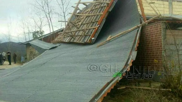 تندباد در ماسال سقف یک خانه را کند و بر سر عابر پیاده فرود آورد+ عکس