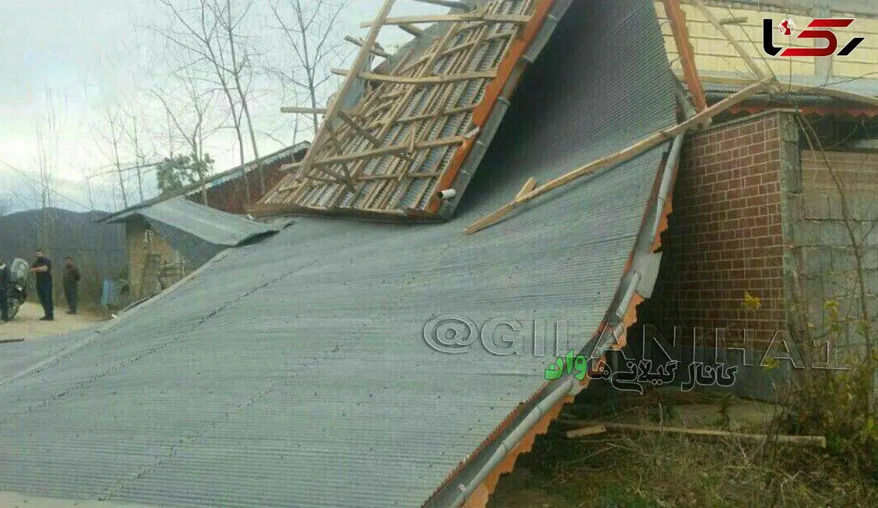 تندباد در ماسال سقف یک خانه را کند و بر سر عابر پیاده فرود آورد+ عکس