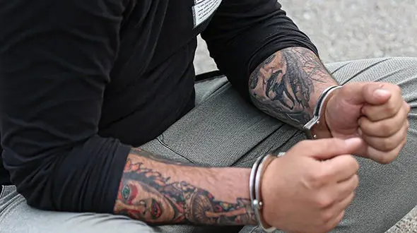 دستگیری شرور اصفهانی به دست پلیس / پاتوق خلافکاران جمع شد