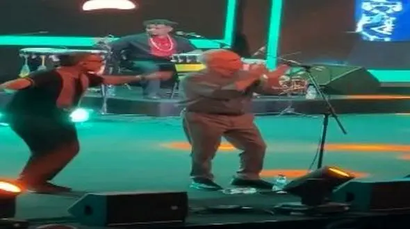 فیلم رقص غلامرضا نیکخواه در یک کنسرت وایرال شد  / گروه لیان نوازید و آقای بازیگر بین مردم بوشهری رقصید