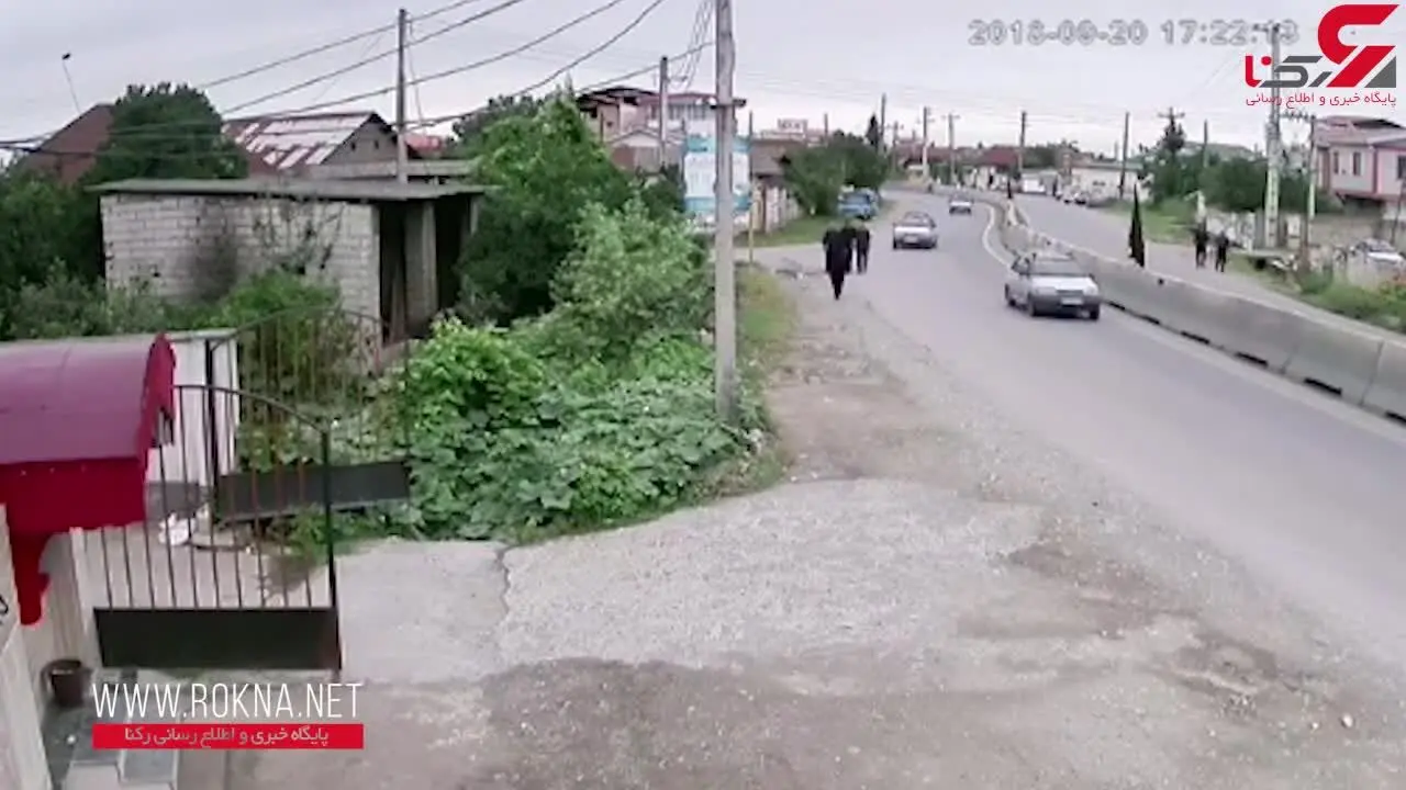فیلم لحظه برخورد وحشتناک پراید با 3 عابر پیاده در جاده بابل 