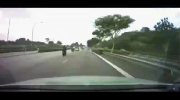 مرگ دردناک موتورسوار به خاطر برخورد با تایر سرگردان + فیلم 