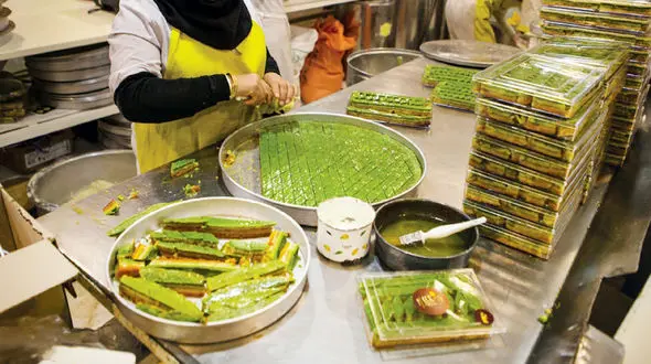 برخی از شیرینی فروش هایی که مجوز فعالیت از میراث فرهنگی داشتند، باقلوای ۷۰۰ هزار تومانی را چهار میلیون تومان می فروختند! / نمی توانیم روی اینها نظارت کنیم + فیلم