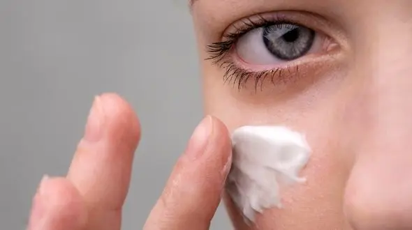 تفاوت مرطوب کننده و آبرسان؛ استفاده از کدام برای پوست ضروری تر است؟