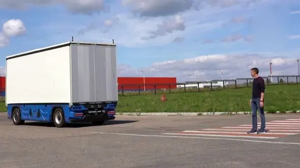 کامیونی که جایی برای راننده ندارد! + فیلم