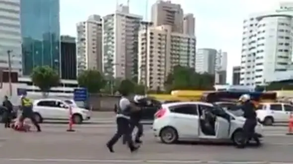 لحظه غافلگیری دزدان فراری در ایست بازرسی پلیس + فیلم و عکس
