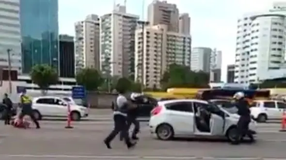 لحظه غافلگیری دزدان فراری در ایست بازرسی پلیس + فیلم و عکس