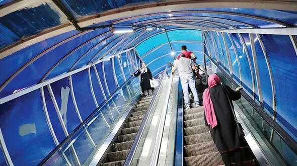 ببینید /  لحظه سقوط وحشتناک یک پسربچه از پله برقی در عراق! + فیلم
