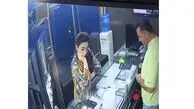 فیلم / این زن جوان دزد طلافروشی  مهرشهر کرج را می شناسید ! / شگردش خرید با حساب هکری است !