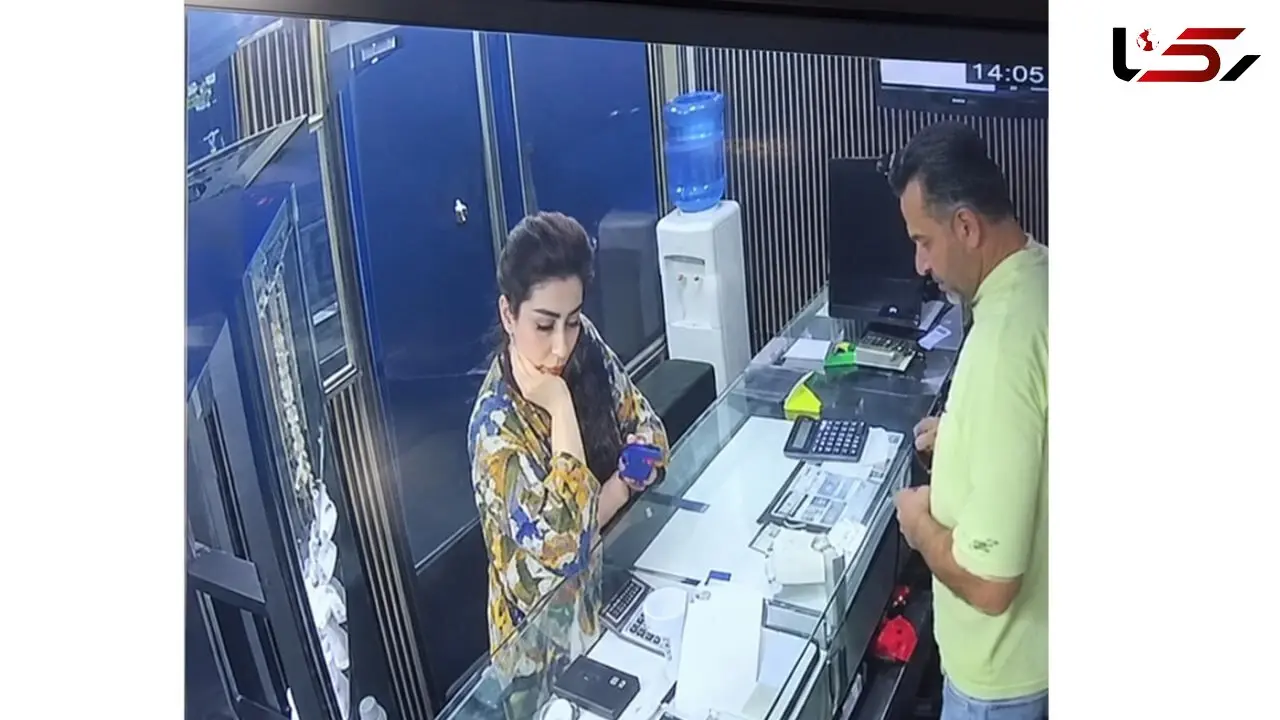فیلم / این زن جوان دزد طلافروشی  مهرشهر کرج را می شناسید ! / شگردش خرید با حساب هکری است !