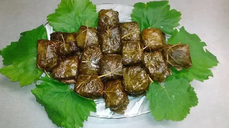 پیچیدن دلمه برگ مو به روش بقچه‌ای