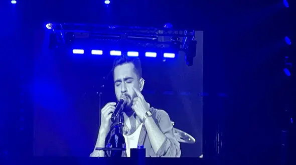 اجرای زیبای حامیم با آهنگ معروف رز سفید من