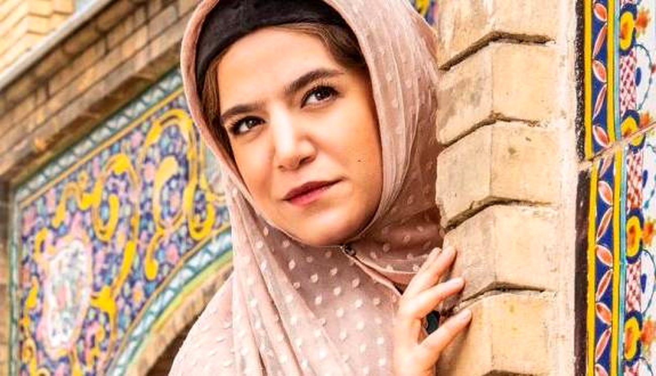 جیران باز هم سوژه شد / عکس جوراب سوراخ خانم بازیگر ایرانی در حرمسرا !