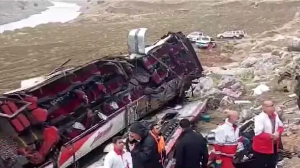 تصاویری از انتقال لاشه اتوبوس سربازان پس از حادثه مرگبار در لرستان