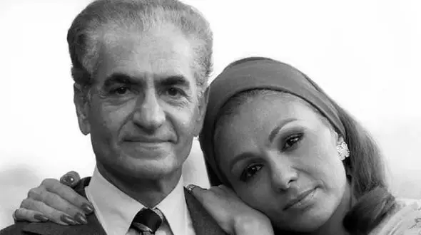 سفر به ایام قدیم/  سگ بازی محمدرضا شاه و خانواده پهلوی وسط کاخ نیاوران / سال 1350