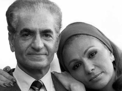 سفر به ایام قدیم/  سگ بازی محمدرضا شاه و خانواده پهلوی وسط کاخ نیاوران / سال 1350