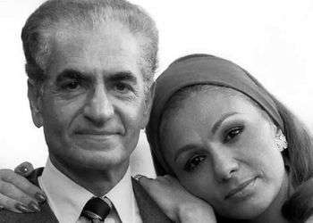 سفر به ایام قدیم/  سگ بازی محمدرضا شاه و خانواده پهلوی وسط کاخ نیاوران / سال 1350
