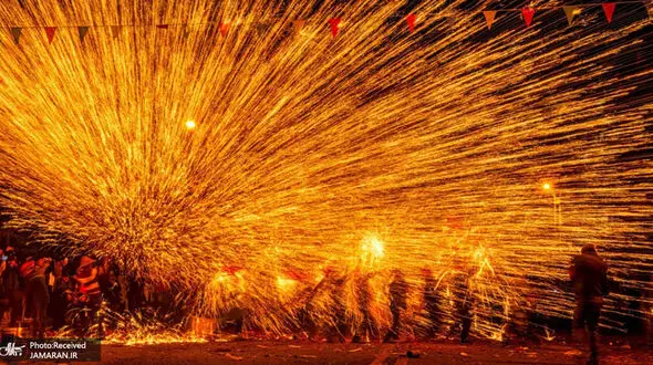 ببینید | هدف قرار گرفته شدن افسران پلیس توسط چند جوان با فشفشه‌های آتش‌بازی