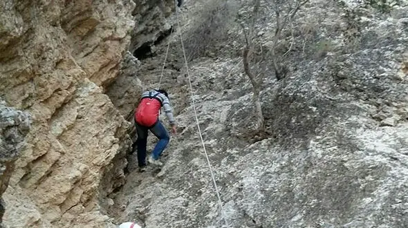 شروع عملیات نجات کوهنورد در منطقه صعب العبور در بامداد + فیلم